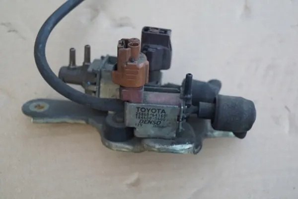 Válvula de vacío OEM 25819-64120 para Toyota Avensis 2.0 TD image 3