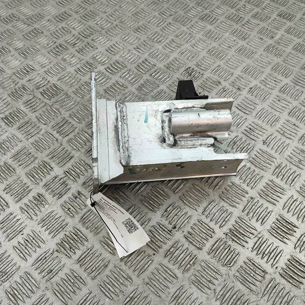 AUDI Q5 Etu Oikea Iskulevyn Kiinnitys 8R0807134B image 3