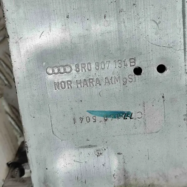 AUDI Q5 Etu Oikea Iskulevyn Kiinnitys 8R0807134B image 6