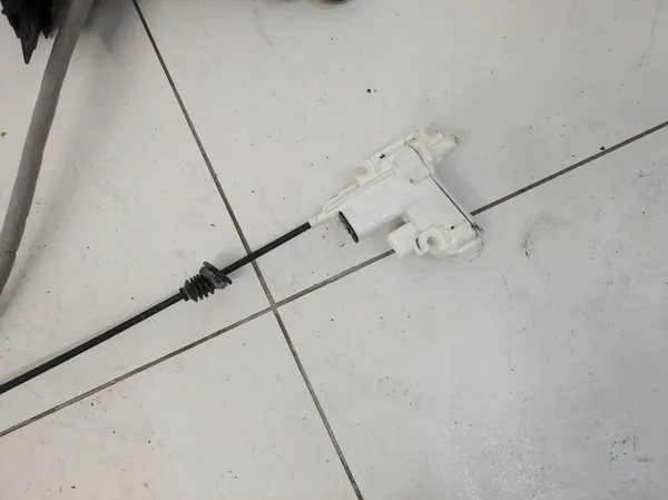 Dörrlås höger fram Mercedes E-Klass W213 AMG OEM image 3