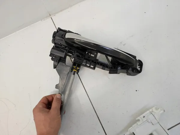 Dörrlås höger fram Mercedes E-Klass W213 AMG OEM image 4