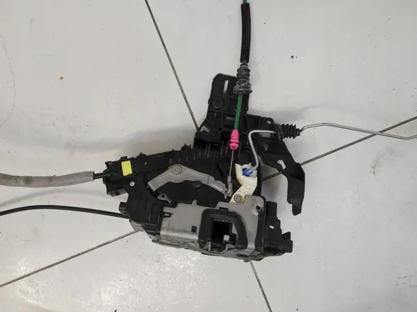 Dörrlås höger fram Mercedes E-Klass W213 AMG OEM image 9