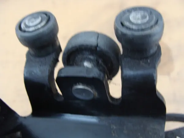 Rolo Inferior Esquerdo Dianteiro OEM 9033Q3 Peugeot 1007 image 6