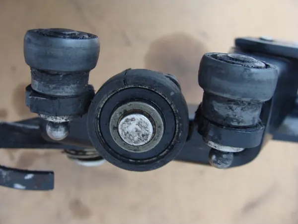 Rolo Inferior Esquerdo Dianteiro OEM 9033Q3 Peugeot 1007 image 7