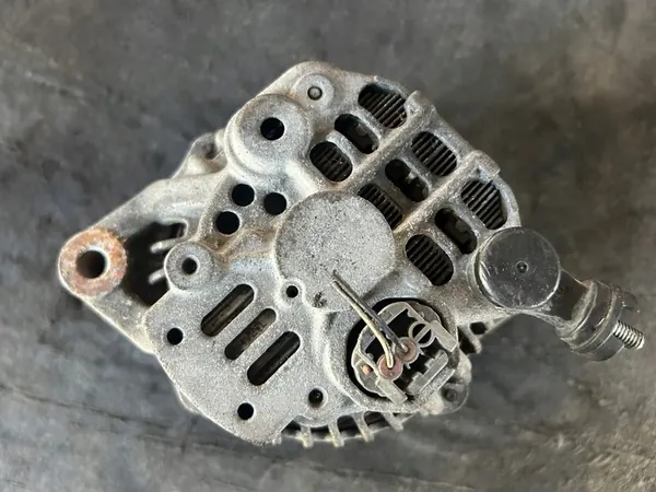 Suzuki Swift IV 1.3 Alternator DENSO image 4