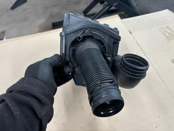 Audi OE Ilmansuodattimen Kotelo Volkswagen Golf V:lle image 2