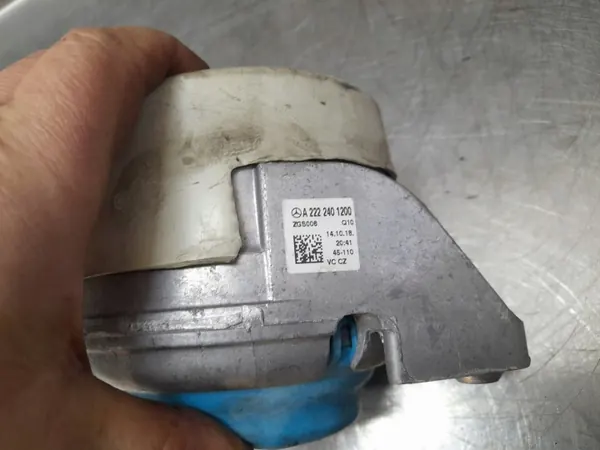 Mercedes W222 motorophanging OEM A2222401200 image 3
