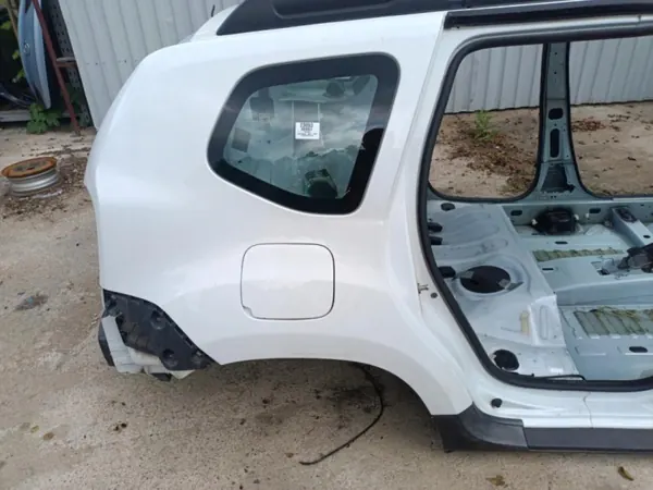 Dacia Duster I rechte hintere Kotflügel OEM 23093 image 4