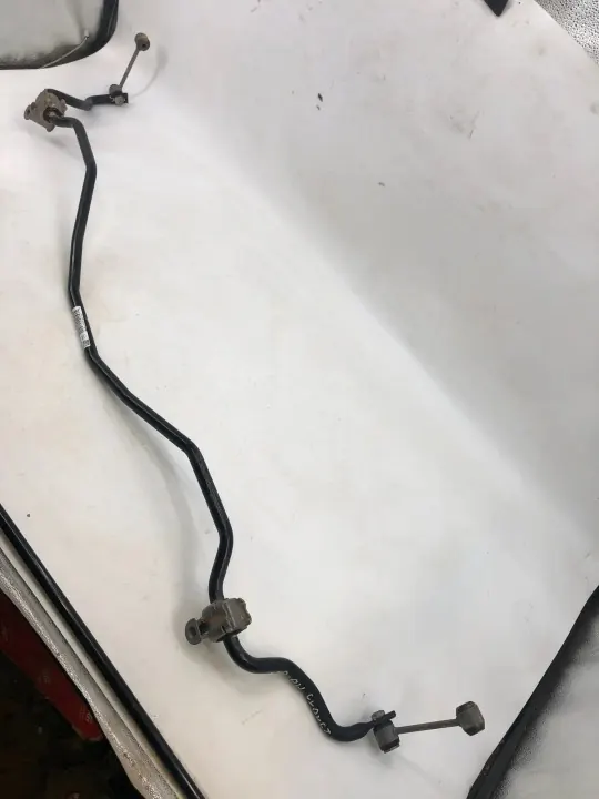 Barra estabilizadora trasera VW OEM A2063261900 - Usada image 3