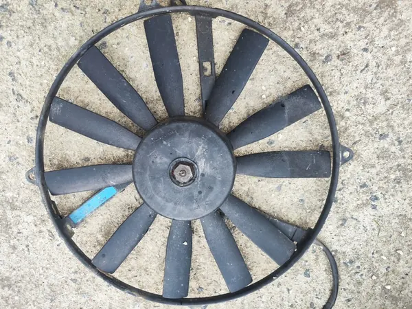 Mercedes W124 Ilmastointijäähdyttimen Tuuletin image 3