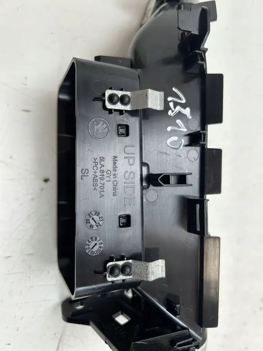 Grade de ventilação do painel Skoda Enyaq iV esquerda 5LA819701A image 7