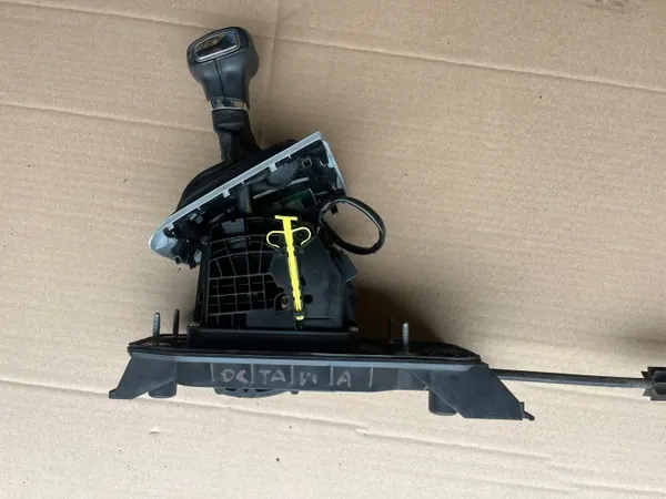 Pommeau de levier OEM 5K1713025D pour Skoda Octavia image 4