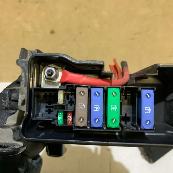 Caja de fusibles Renault Twingo III OEM 243172739R Usado image 3