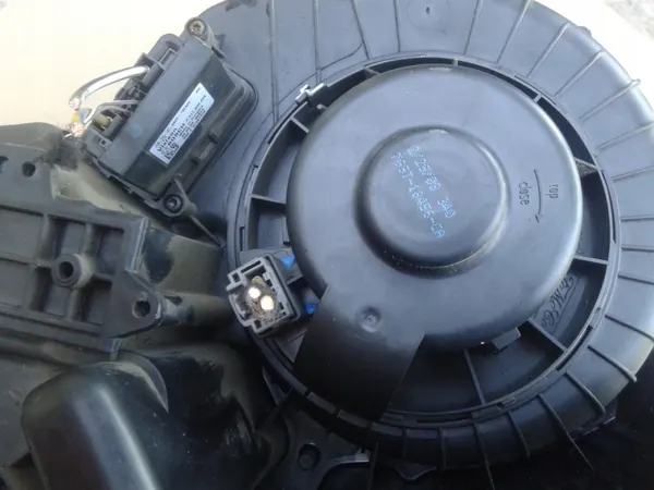 Ford Mondeo MK4 Värmefläktkåpa OEM 7G91-19B555-CH image 8