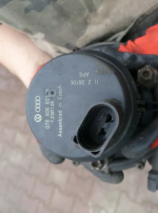 Toissijainen ilmapumppu Audi S6 A6 C5 4.2 299HV OEM 078906601M image 4