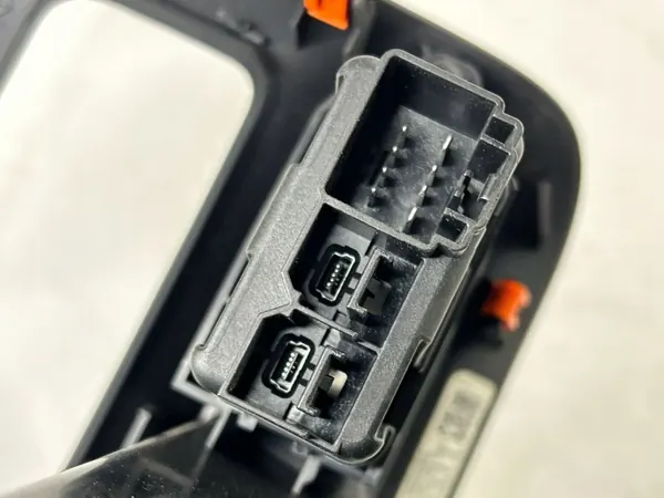 Chrysler USB-poort OEM 6EM06TRMAA - Gebruikt image 10