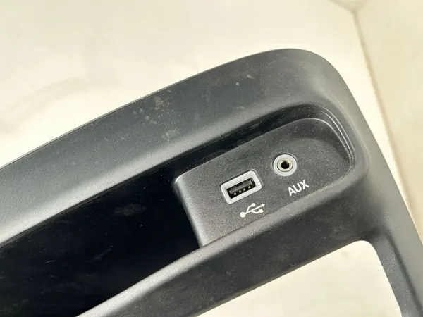 Chrysler USB-poort OEM 6EM06TRMAA - Gebruikt image 5