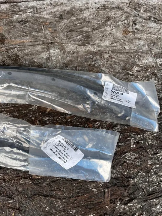 Joint de capot OEM 5K0823709 pour VW Golf VI image 4