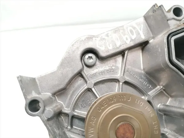 Vattenpump Skoda Octavia 1.5 TSI 2018 05E121111G image 6