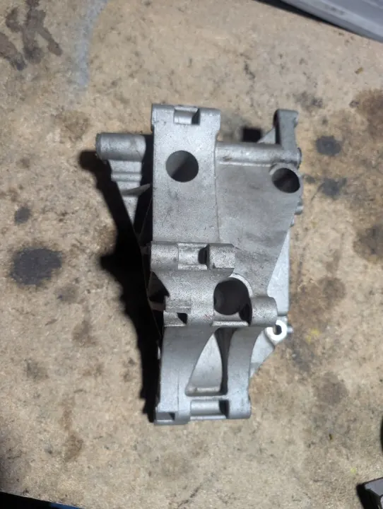 Soporte compresor VW Passat B3 2.0 OEM 035903143E image 3