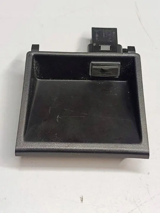 Enchufe USB Volvo V40 OEM 31306768 - Usado image 2
