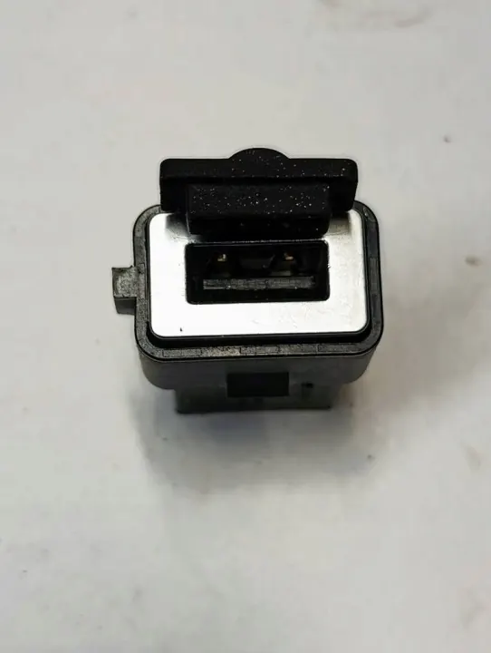 Enchufe USB Volvo V40 OEM 31306768 - Usado image 3