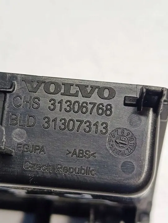 Enchufe USB Volvo V40 OEM 31306768 - Usado image 6