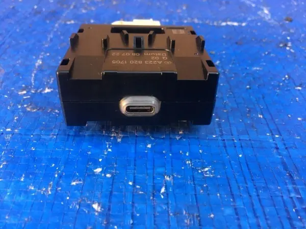 Mercedes USB-portti A2238201705 W206 C-luokkaan image 2