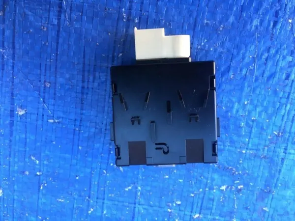 Mercedes USB-portti A2238201705 W206 C-luokkaan image 3