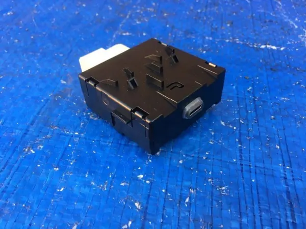 Mercedes USB-portti A2238201705 W206 C-luokkaan image 4
