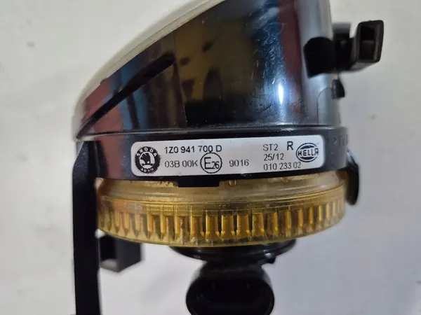 Farol Halógeno Direito Skoda Octavia II 2 RS OEM 1Z0941700D image 3