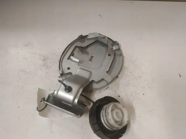 Mazda 6 bränsletankslock OEM JUT62668 - Begagnad image 2