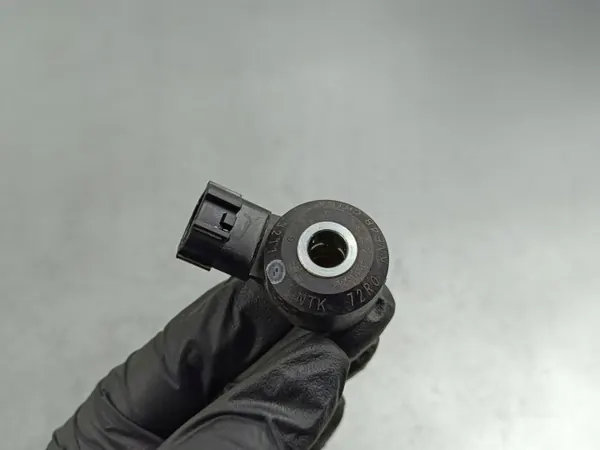Sensor de batida Suzuki OEM 72R0KNE48 - Usado image 2