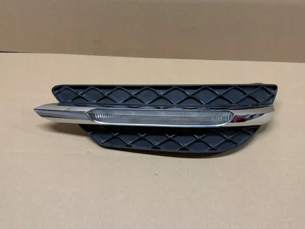 Grille avant Mercedes Classe C W204 droite halogène LED image 2