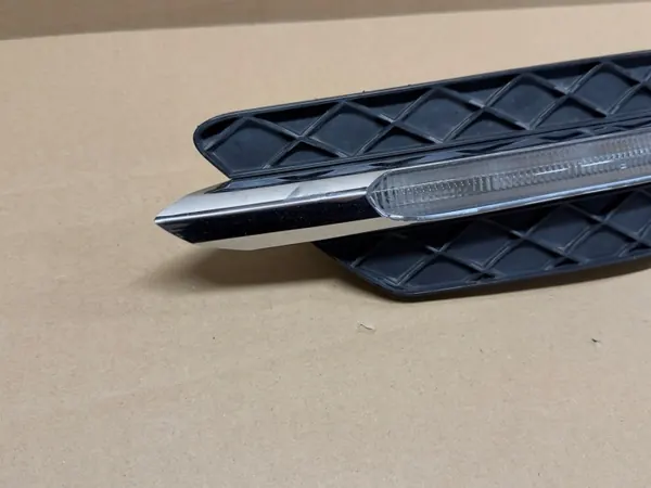 Grille avant Mercedes Classe C W204 droite halogène LED image 3