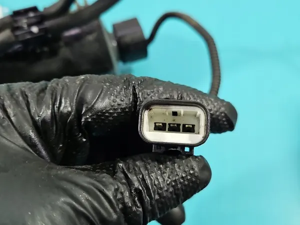 Boîtier de filtre à carburant Hyundai i30 II 12-16 1.6 CRDI image 7