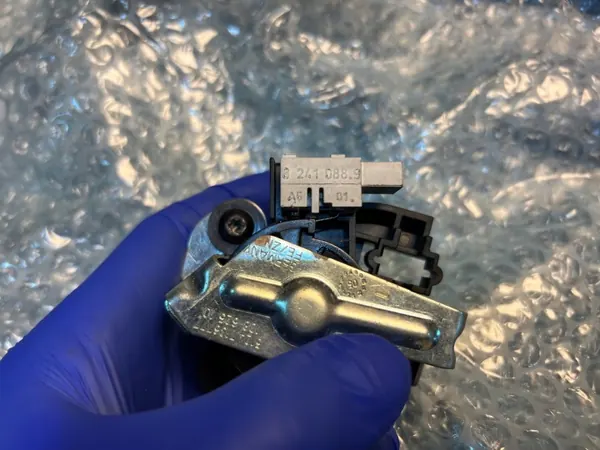 BMW E60 bagagelucksmekanism OEM 8241088 image 4