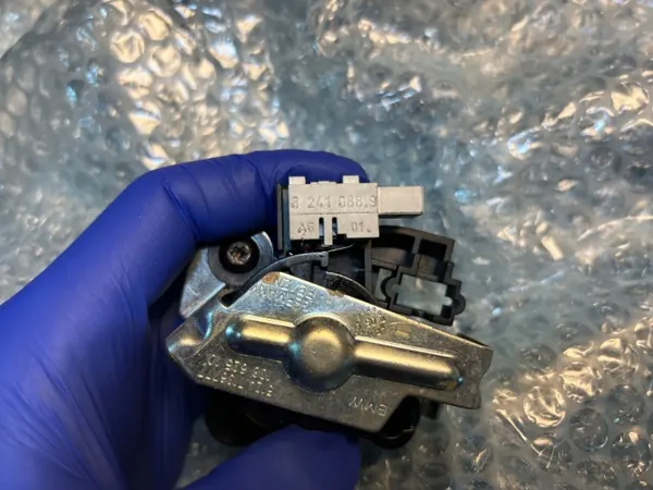 BMW E60 bagagelucksmekanism OEM 8241088 image 6