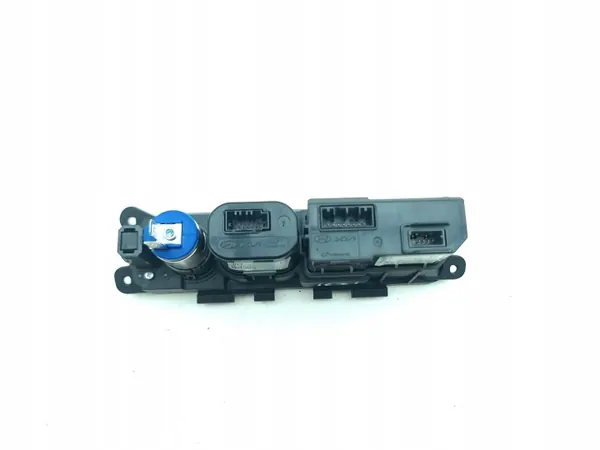 Puerto USB Hyundai Kona II OEM 961A0BE100 - Usado image 5