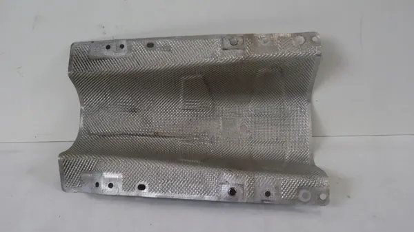 Volvo XC40 1.5 T3 Hitzeschild OEM 31694866 image 3