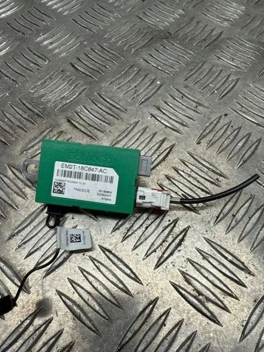 Amplificateur d'antenne Ford OE EM2T18C847AC Occasion image 2