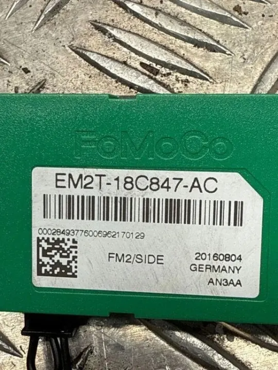 Amplificateur d'antenne Ford OE EM2T18C847AC Occasion image 3