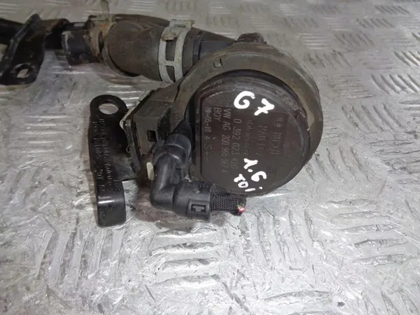 Vattenpump och slangar VW Golf 7 1.6 TDI image 4