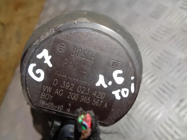 Vattenpump och slangar VW Golf 7 1.6 TDI image 5