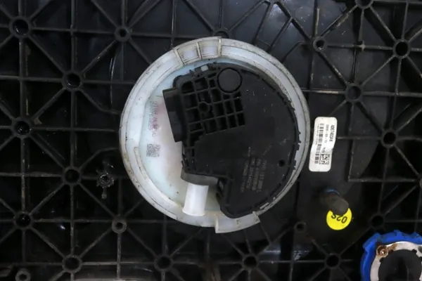 Réservoir AdBlue Audi A4 B9 2015- OEM 8W0131878BP image 9