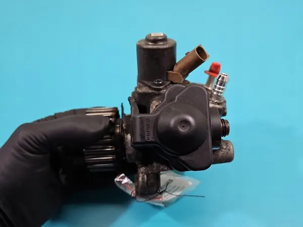 Einspritzpumpe VW Golf VII 1.6 TDI OEM 28395883 image 8