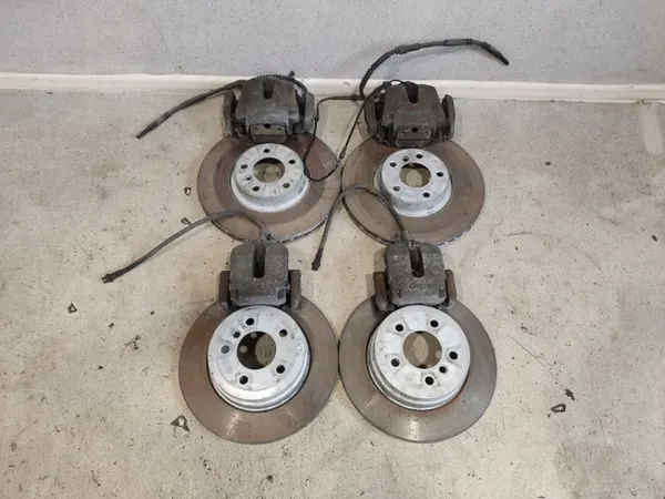 Conjunto discos e pinças travão BMW X5 E70 OEM 6868938 image 2