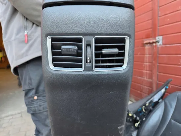 Hyundai I30 II 12-17 Schiebe-Armlehne mit Lüftung image 8