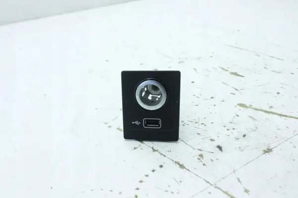 USB-pistorasia 5Q0035726E Skoda Superb III:lle image 3