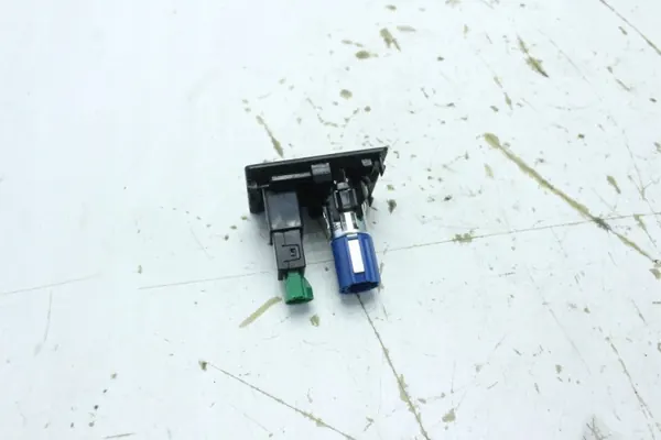 USB-pistorasia 5Q0035726E Skoda Superb III:lle image 4